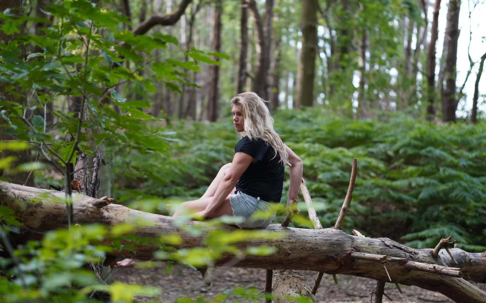 Hanne buiten in het bos